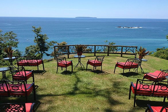  Bar Margarita overlooks the sea and Cano Island